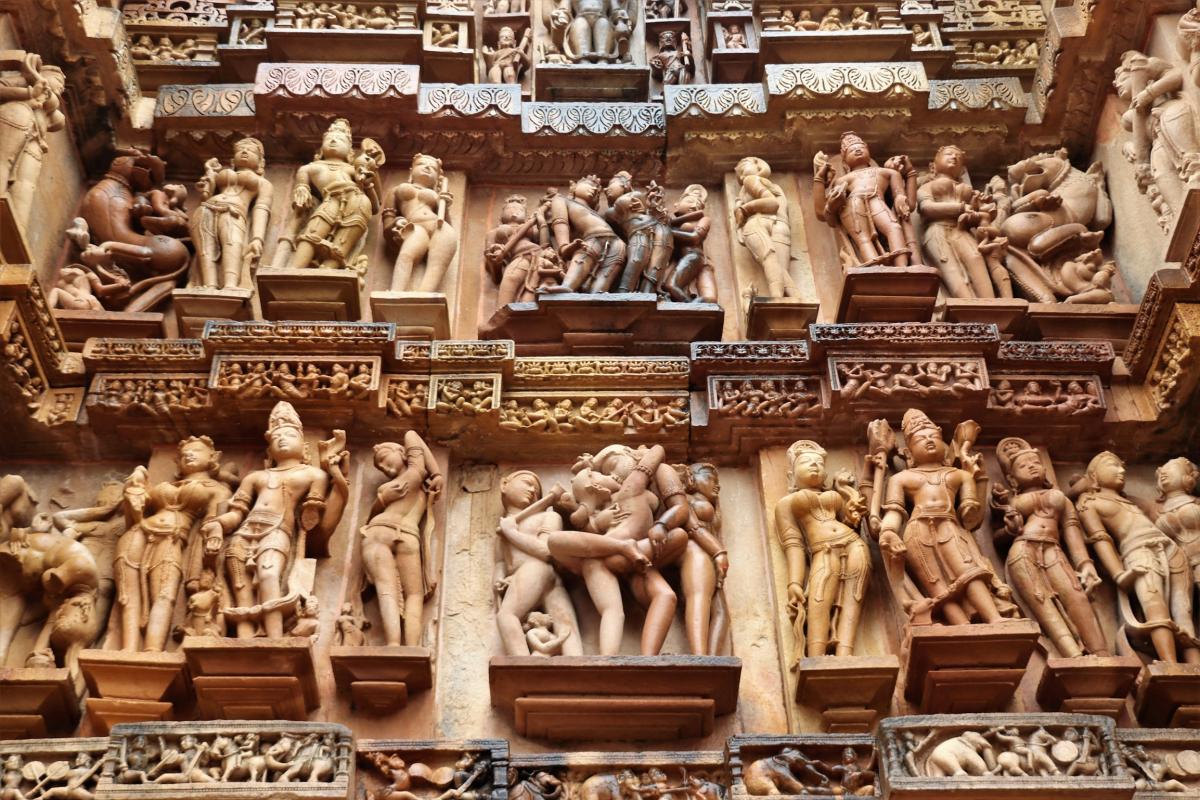 Alleen al op dit fragment van de Lakshama-tempel zijn tientallen sensuele beelden te zien.
