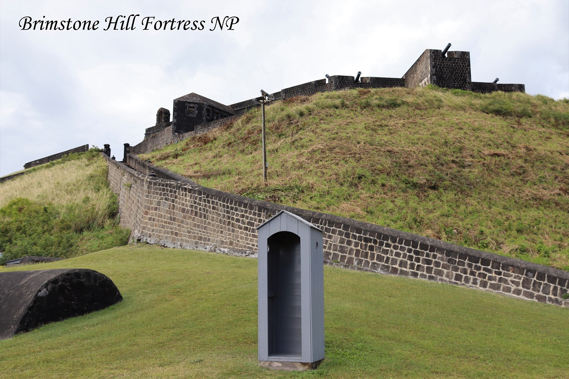 Het Brimstone Hill fort ligt op een groene heuvel.