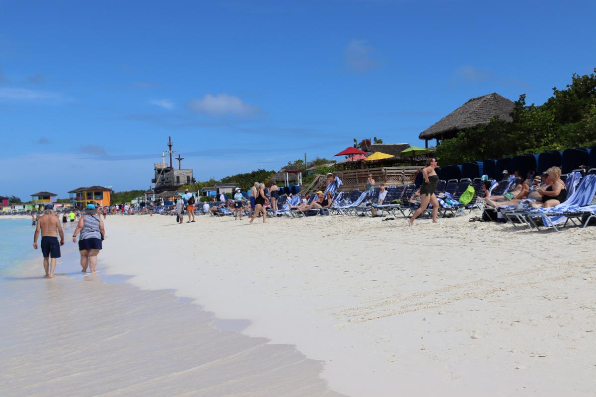 Strandwandelaars en zonnekloppers in Half Moon Cay