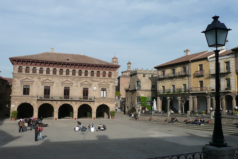 Mensen rusten uit op het centrale plein van Poble Espanyol.