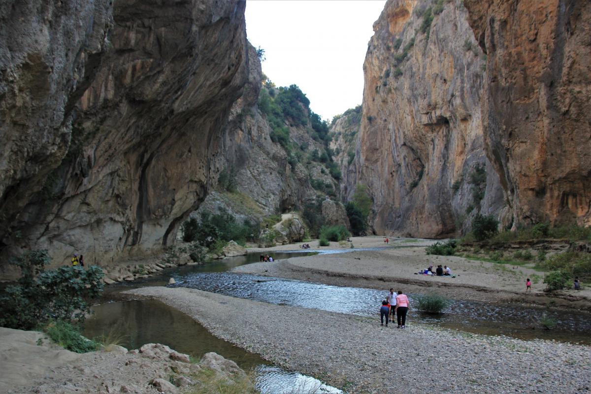 Wandelaars rusten uit aan het water in de Kapikaya Canyon.