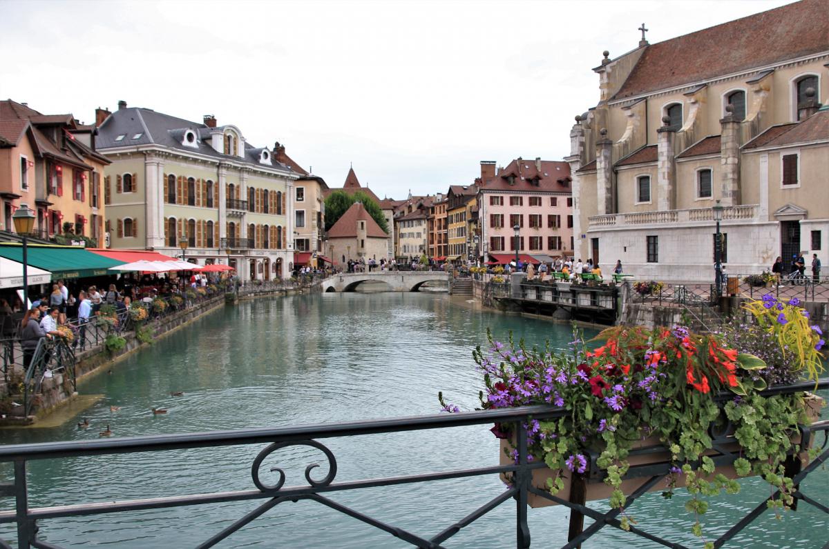 Op een met bloemen versierde brug in hartje Annecy.