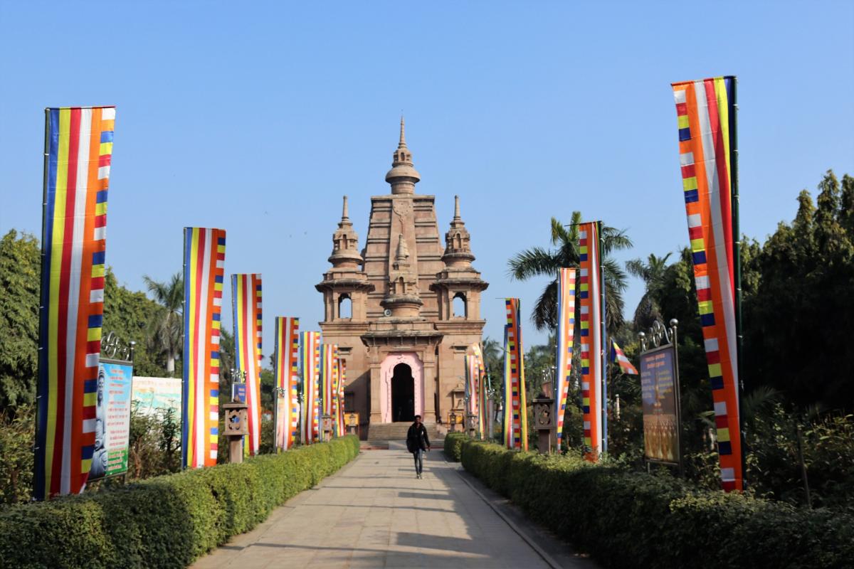 Bevlagd wandelpad naar de tempel.