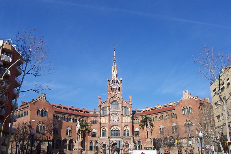 Het hospitaal Sant Pau is een rood gebouw met centraal een bijzondere spitstoren.
