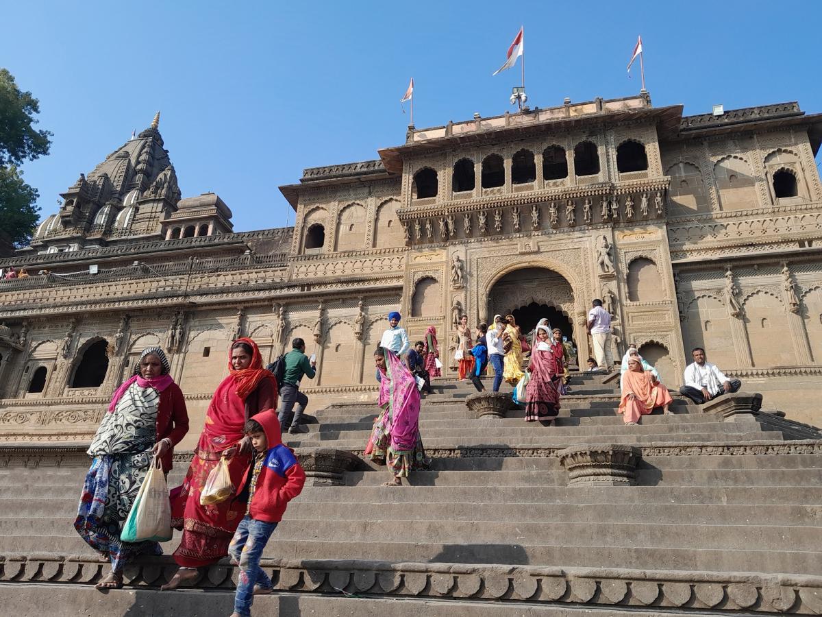 Bezoekers beklimmen de tientallen treden naar de ingang van het fort en de tempel.