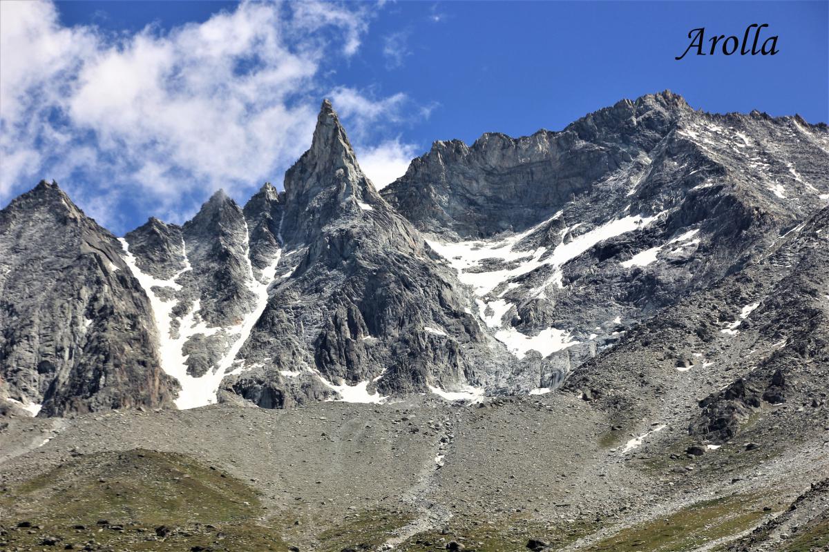 Zicht op de besneeuwde bergen vanuit Arolla.