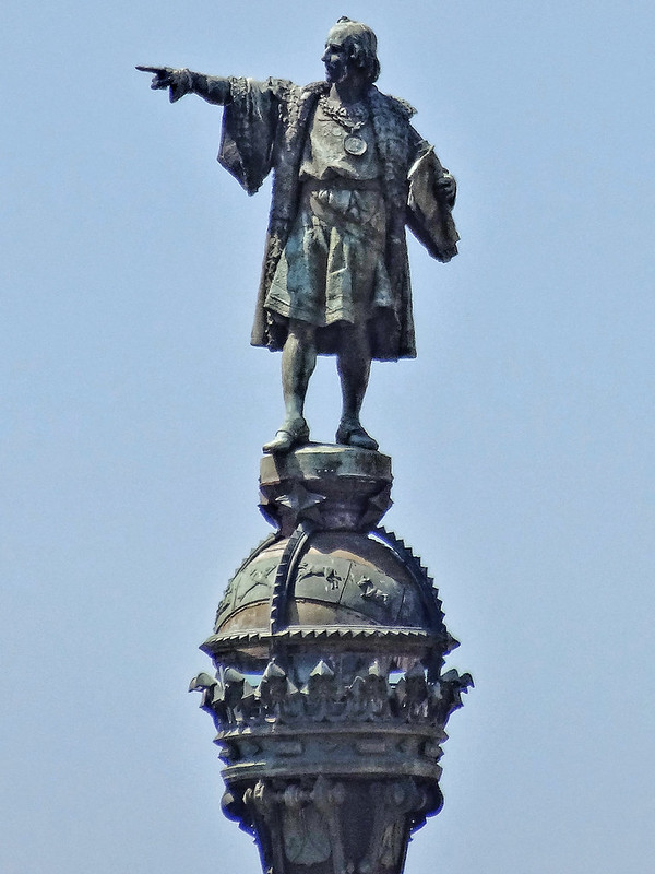 Het standbeeld van Columbus wijst met gestrekte arm naar het westen.