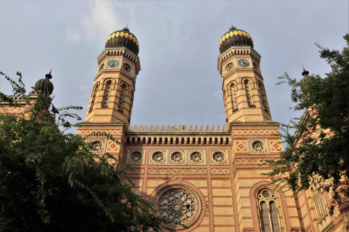 De twee torens van de synagoge lijken uit de hoogte op ons neer te kijken.