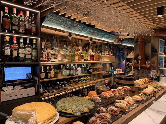 Pintxos-bar met allerlei lekkers uitgestald.