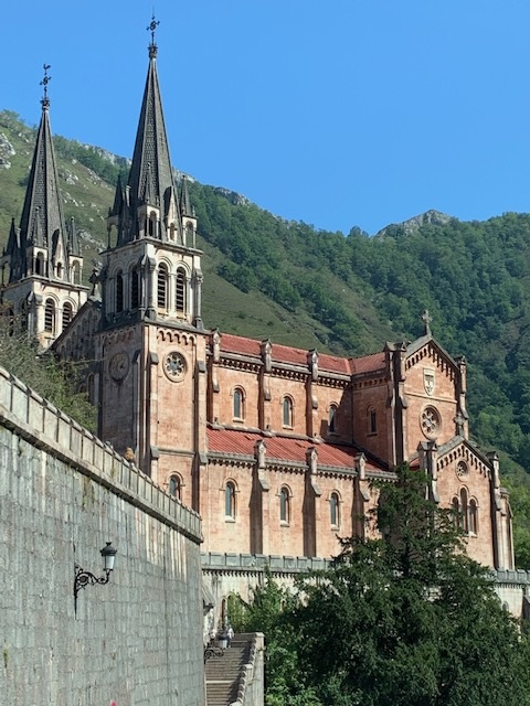 Kerk van Covadonga, hoog tussen de rotsen.