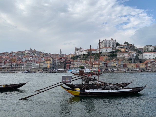 De oude stad, met Porto-boten op het water van de Douro.