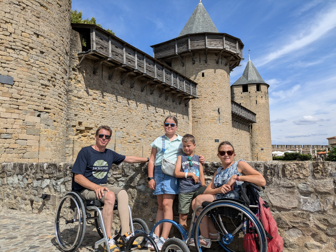 Het gezin voor de historische stad Carcassonne.