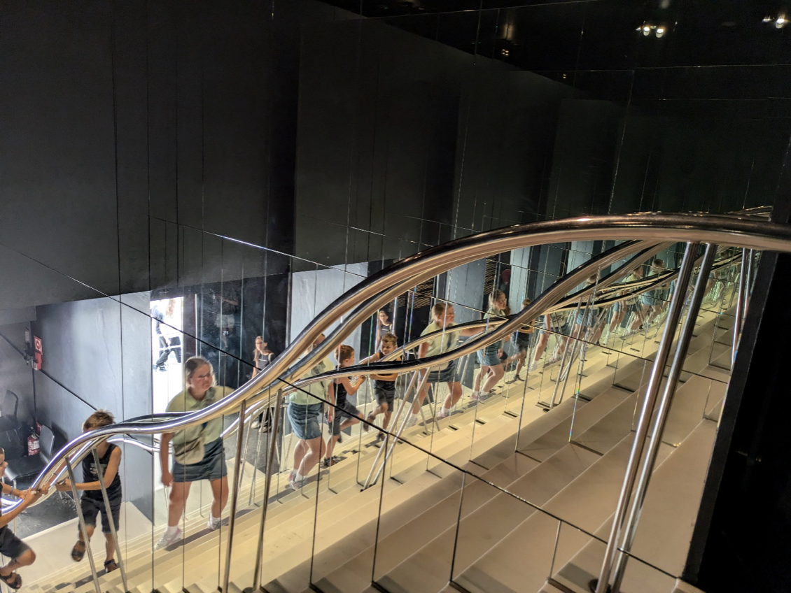 De trappen in het Dali-museum hebben golvende armleuningen en zijn omringd door spiegels.
