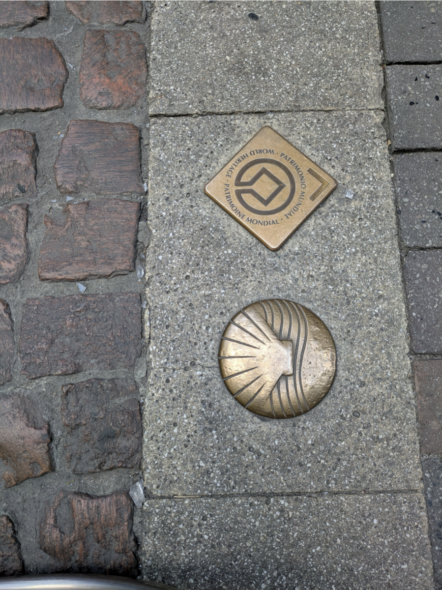 Uitgestippelde wandeling met symbool van UNESCO werelderfgoed.