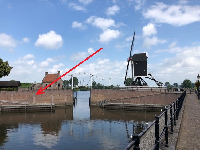 Foto van de stadshaven. Vanja heeft met een pijl de helling (talud) van de steiger aangeduid.