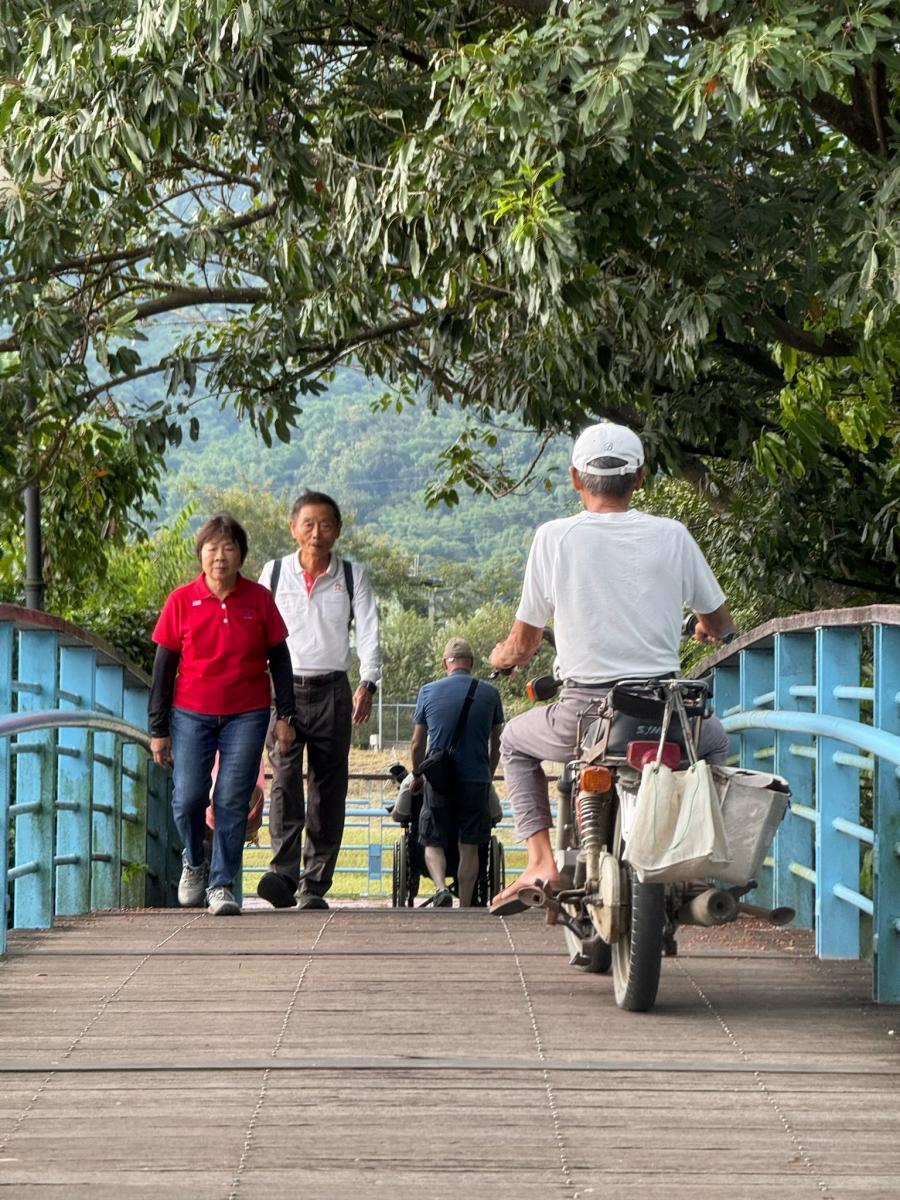 Wandelaars op één van de brugjes langs het meer.
