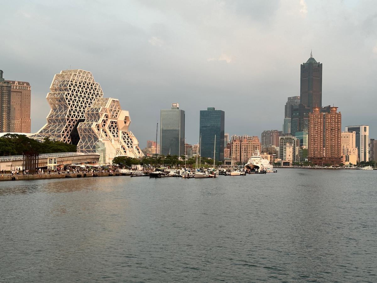 Skyline van Kaohsiung, in het havengebied.