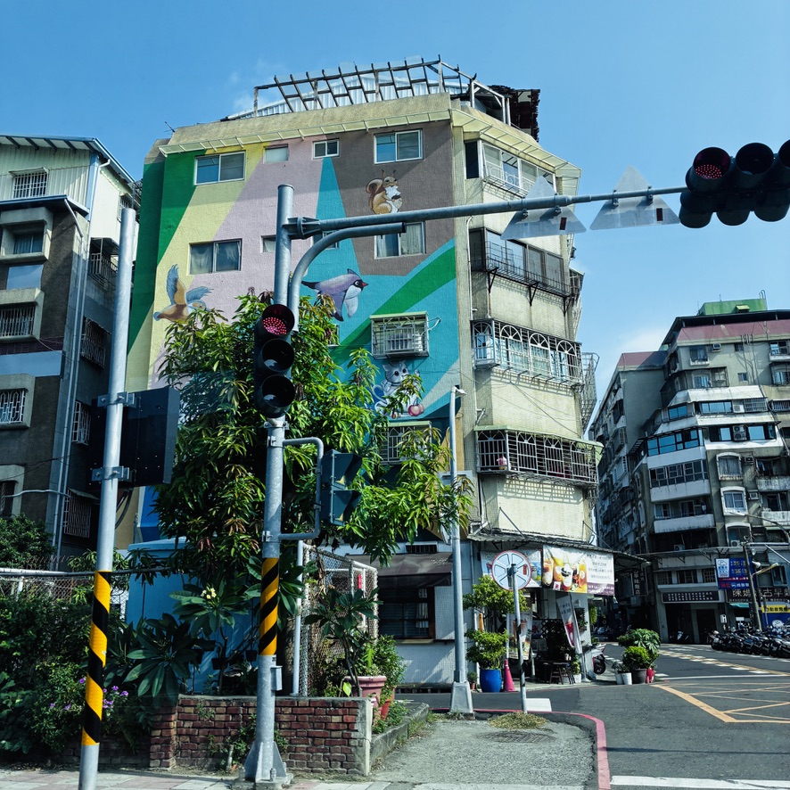 Muurschildering van vogels en een eekhoorn.