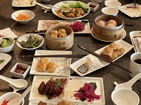 Rijkgevulde tafel op Taiwanese wijze.