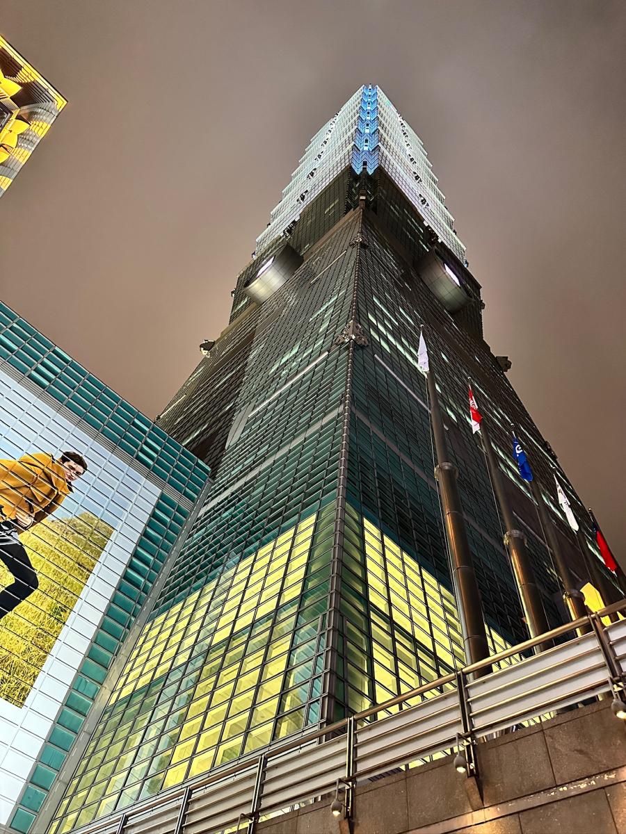 De "101" vanaf de grond gezien.