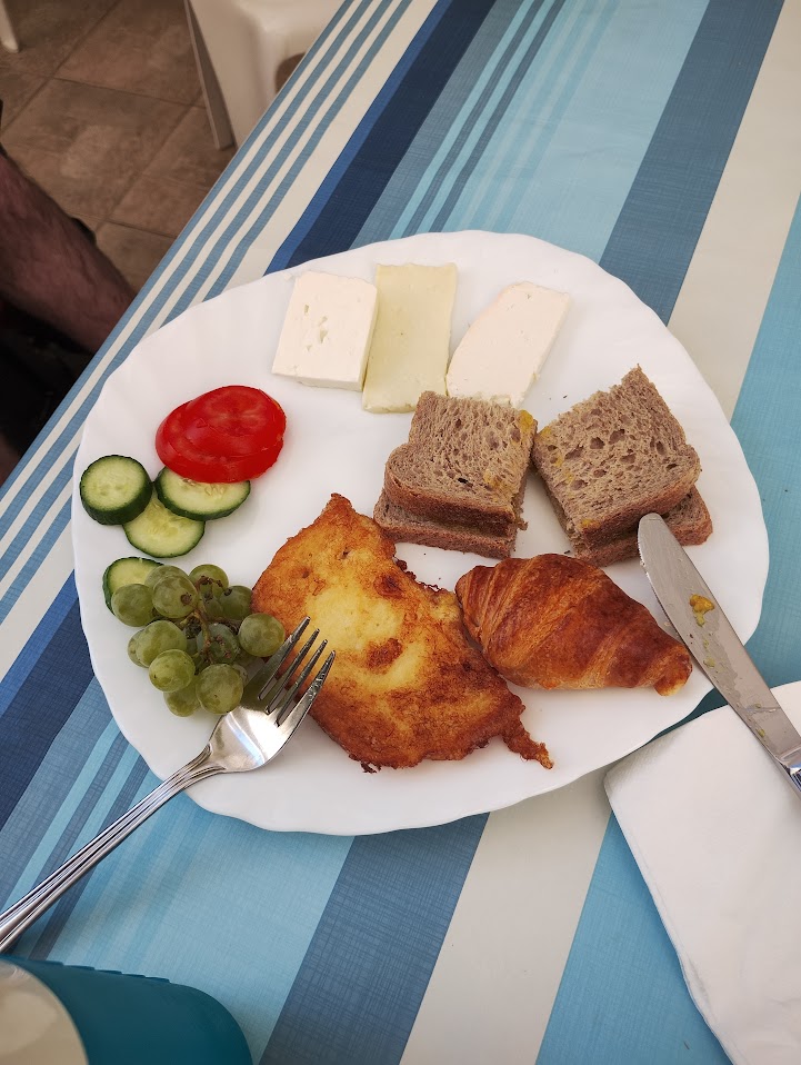 Een lekker bordje kaas, croissantje, brood, fruit, zongerijpte groenten. 