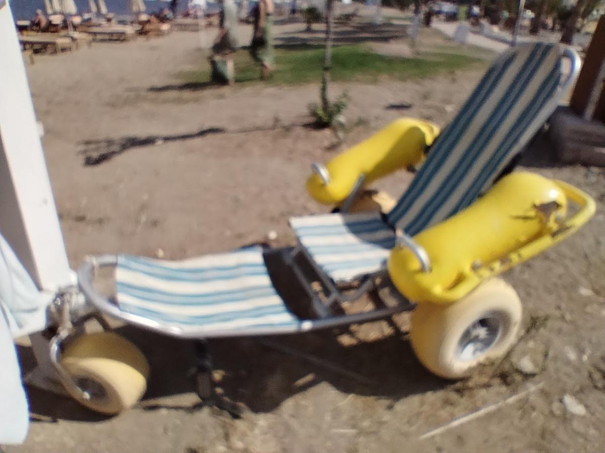 Strandrolstoel (type tiralo) op het zand.