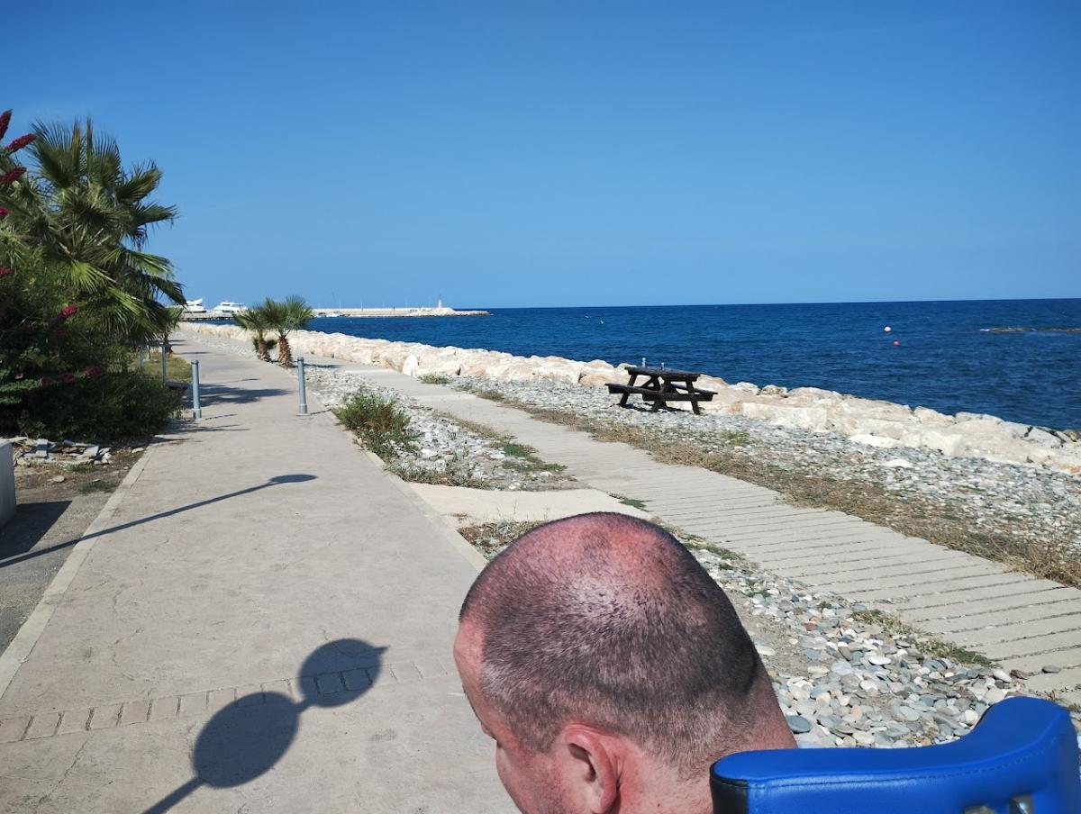 Harry op wandel langs het strand.