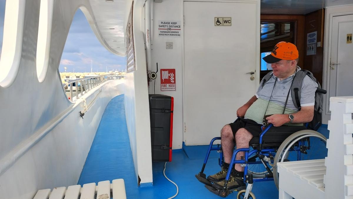 Harry op het dek van de boot, aan het toegankelijk toilet.