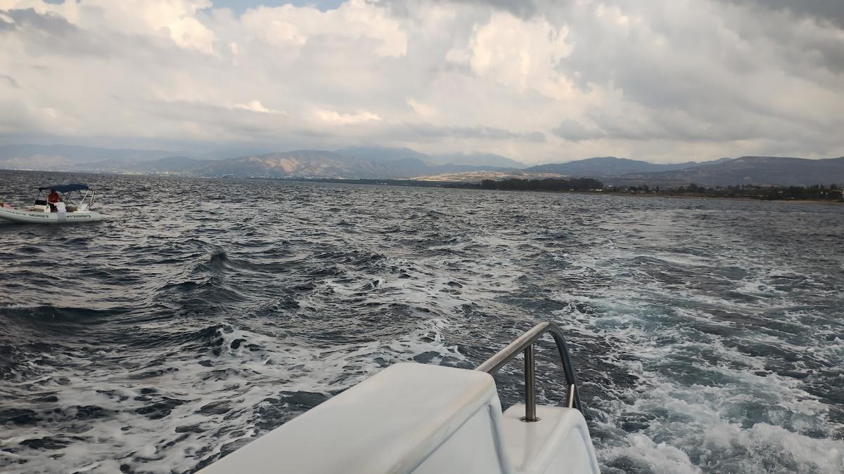 De Middellandse Zee, gezien vanop de boot. Aan de horizon de bergen.