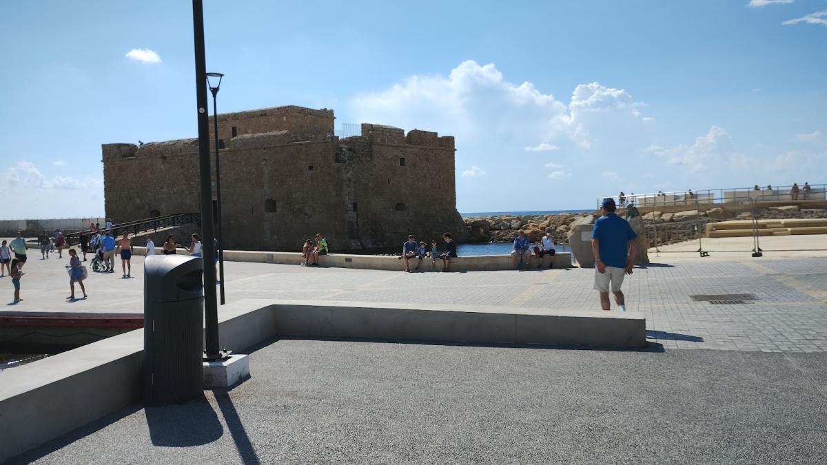 Wandelboulevard langs het historisch fort van Pafos.