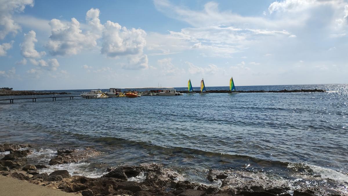 Surfers op zee. Verderop ook een paar vissersbootjes.