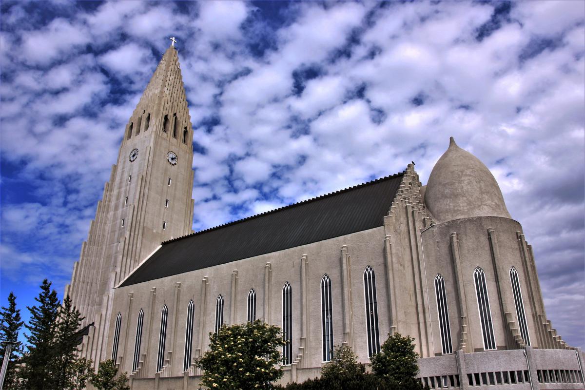 Hallgrims kirkja is een indrukwekkende kerk met hoge, smalle ramen.