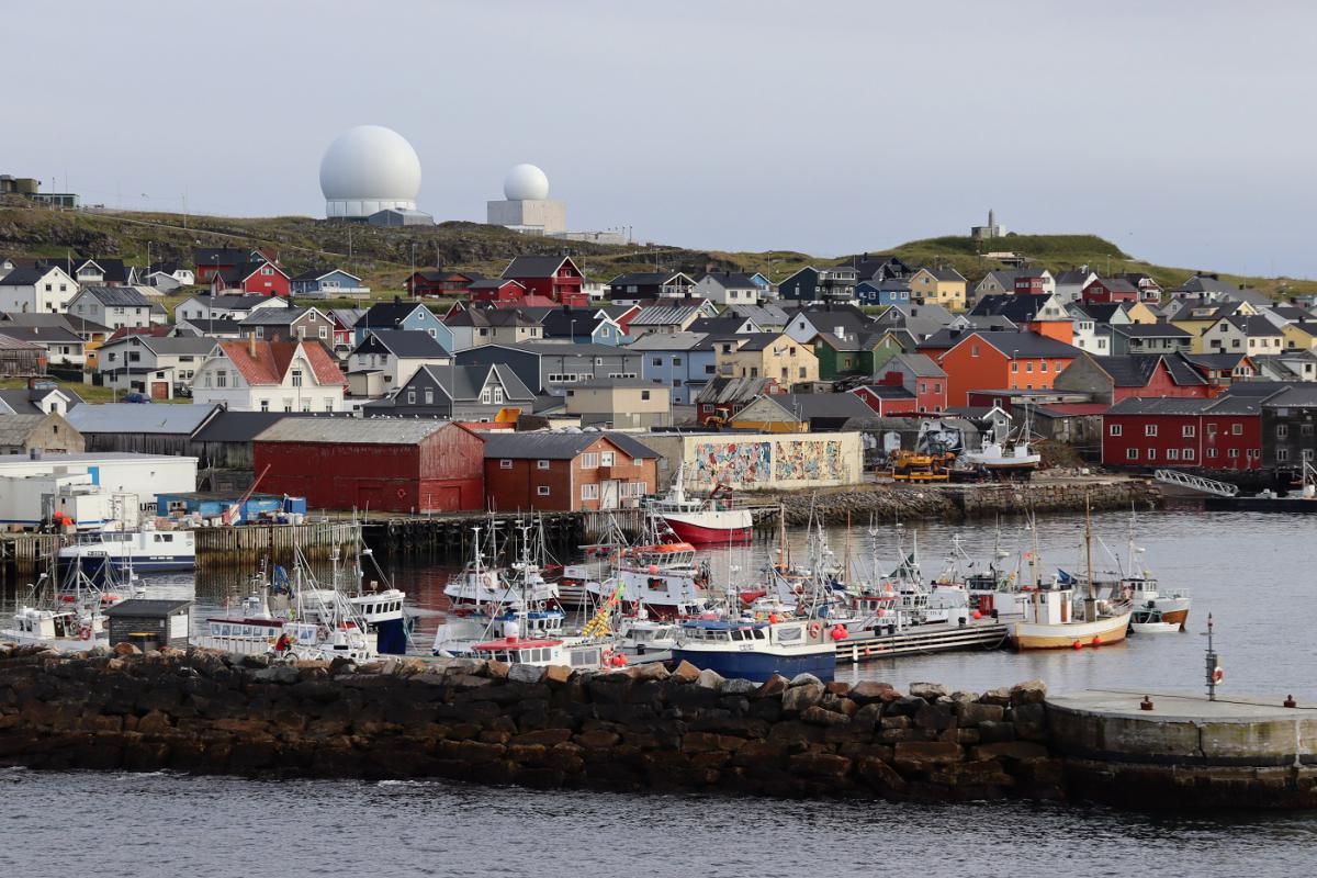 De huizen van Vardø vormen samen een veelkleurig zicht langs de haven.