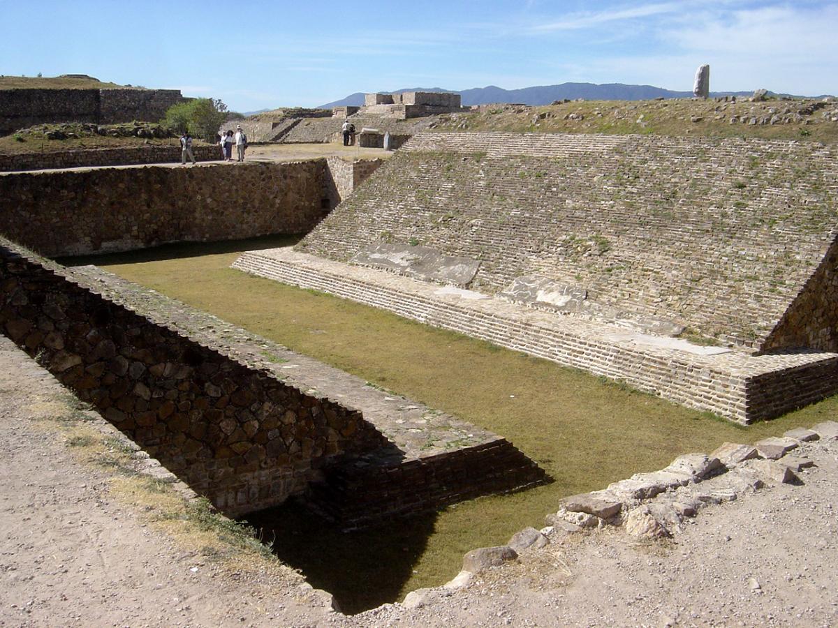 Archeologische site met veel niveauverschillen.