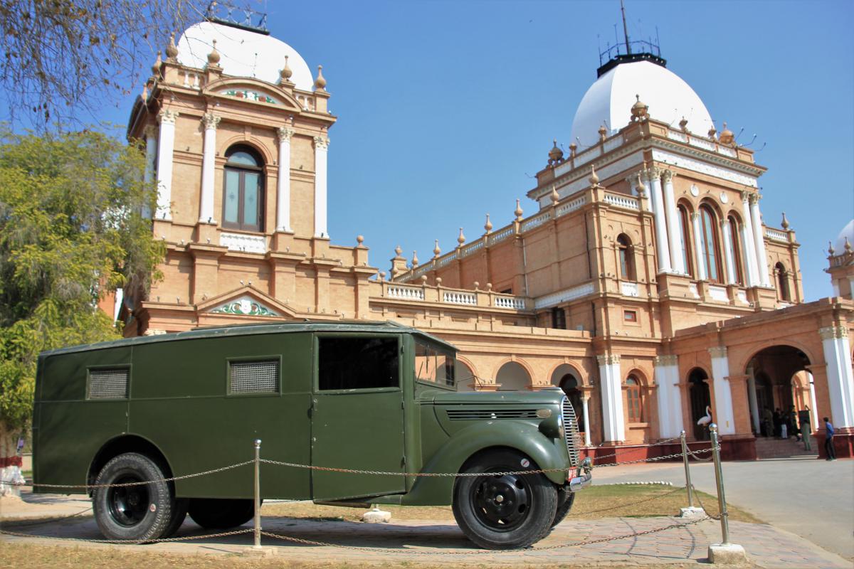 Oud legervoertuig voor het Noor Mahal paleis.