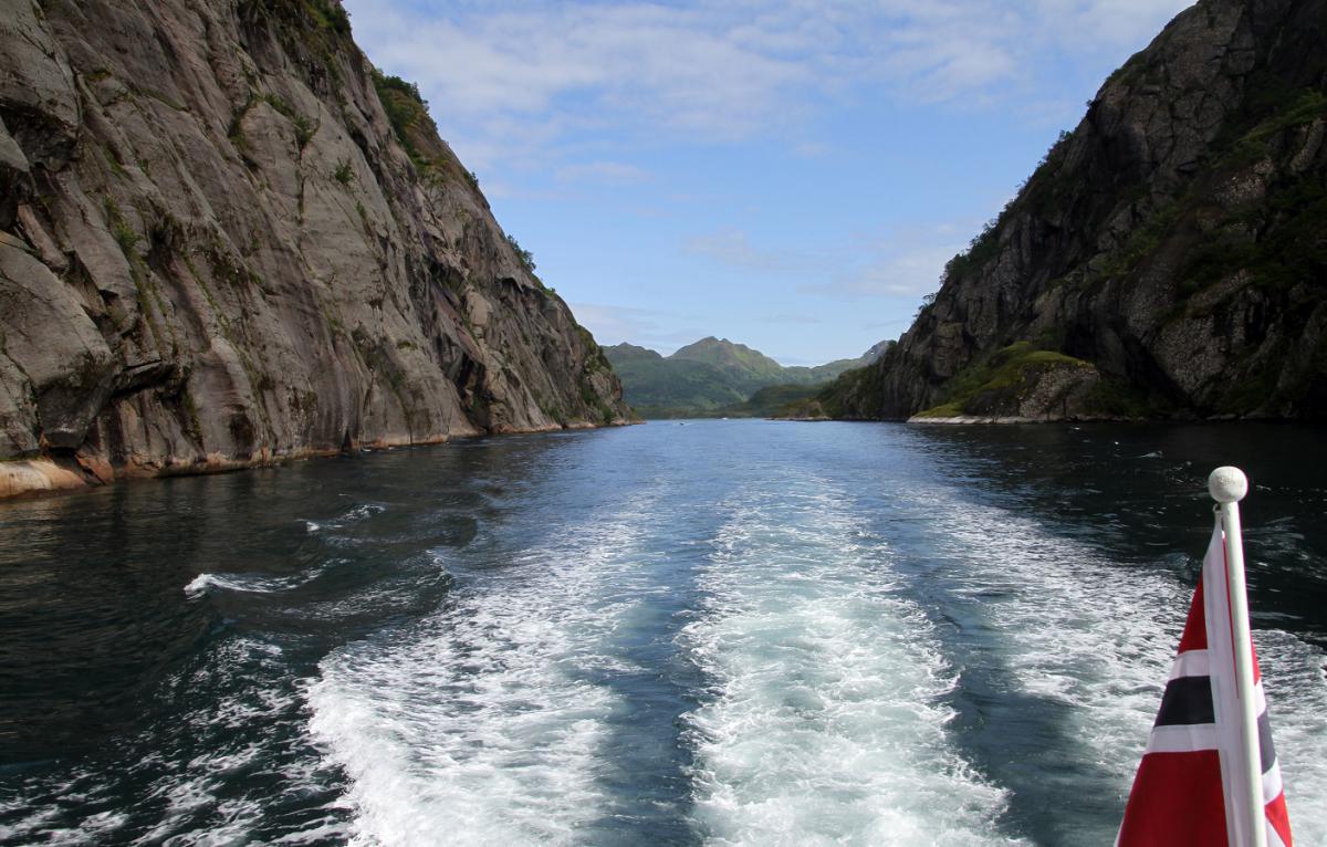 Zicht vanop het cruiseschip, dat door de Trollfjord vaart.