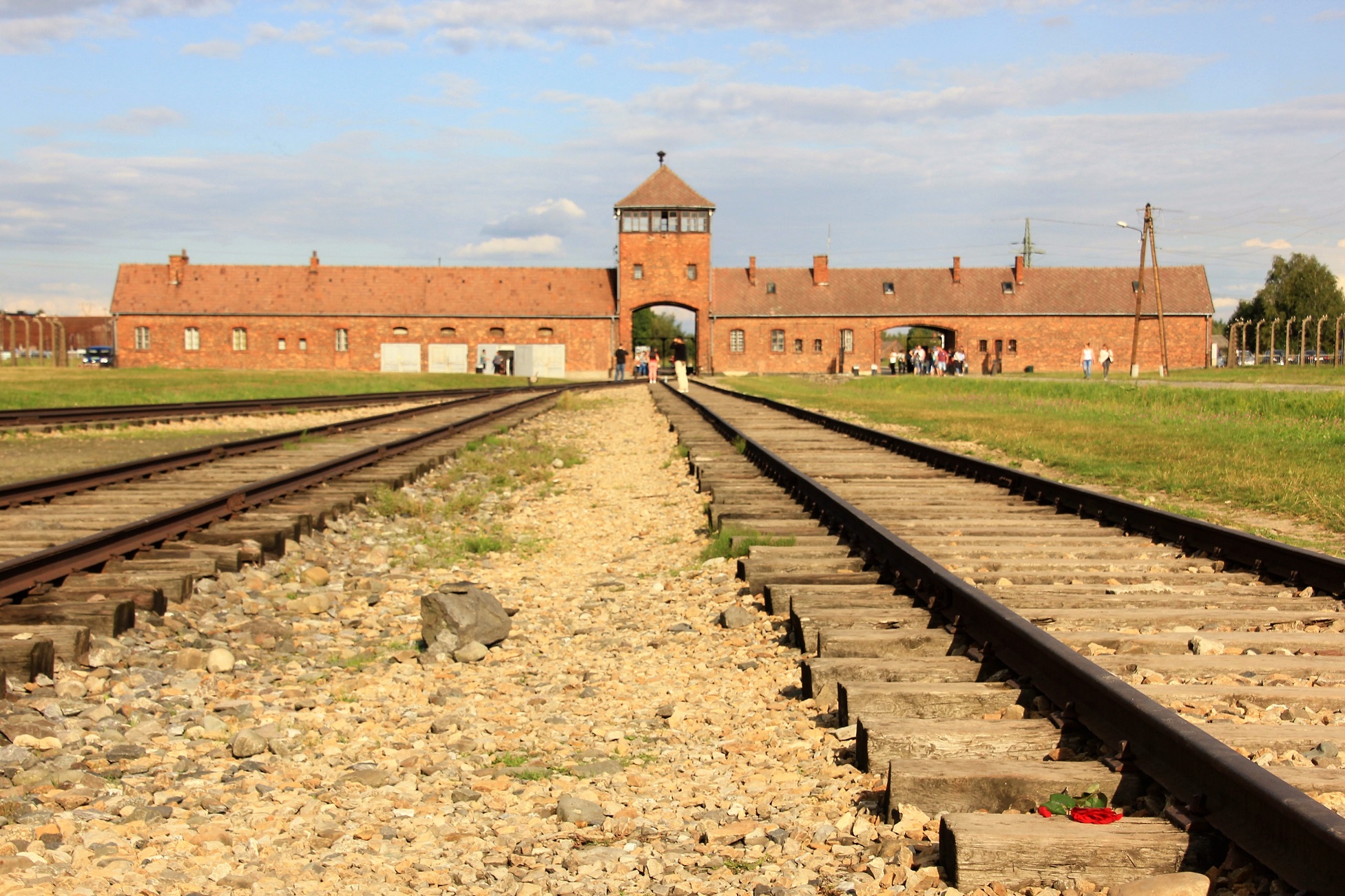 Treinrails leiden naar de ingang van het kamp Birkenau.