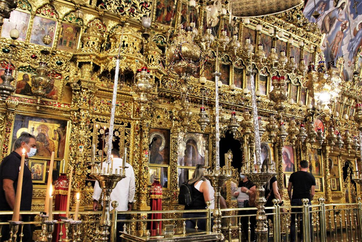 Een overdaad aan goud en edelstenen siert het interieur van de kloosterkerk.