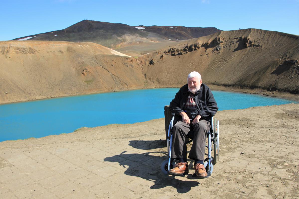 Jozef poseert voor het felblauwe kratermeer.