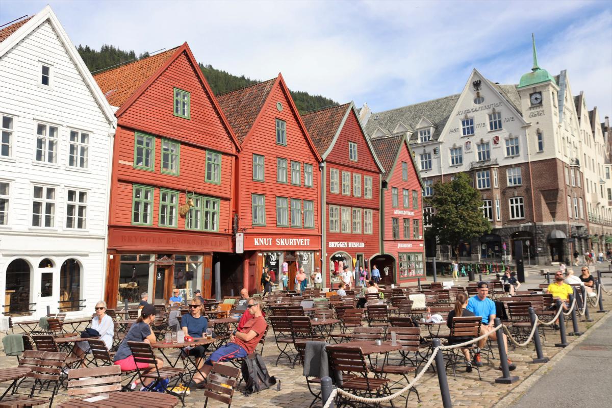 Terrassen in de winkel- en restaurantbuurt Bryggen.