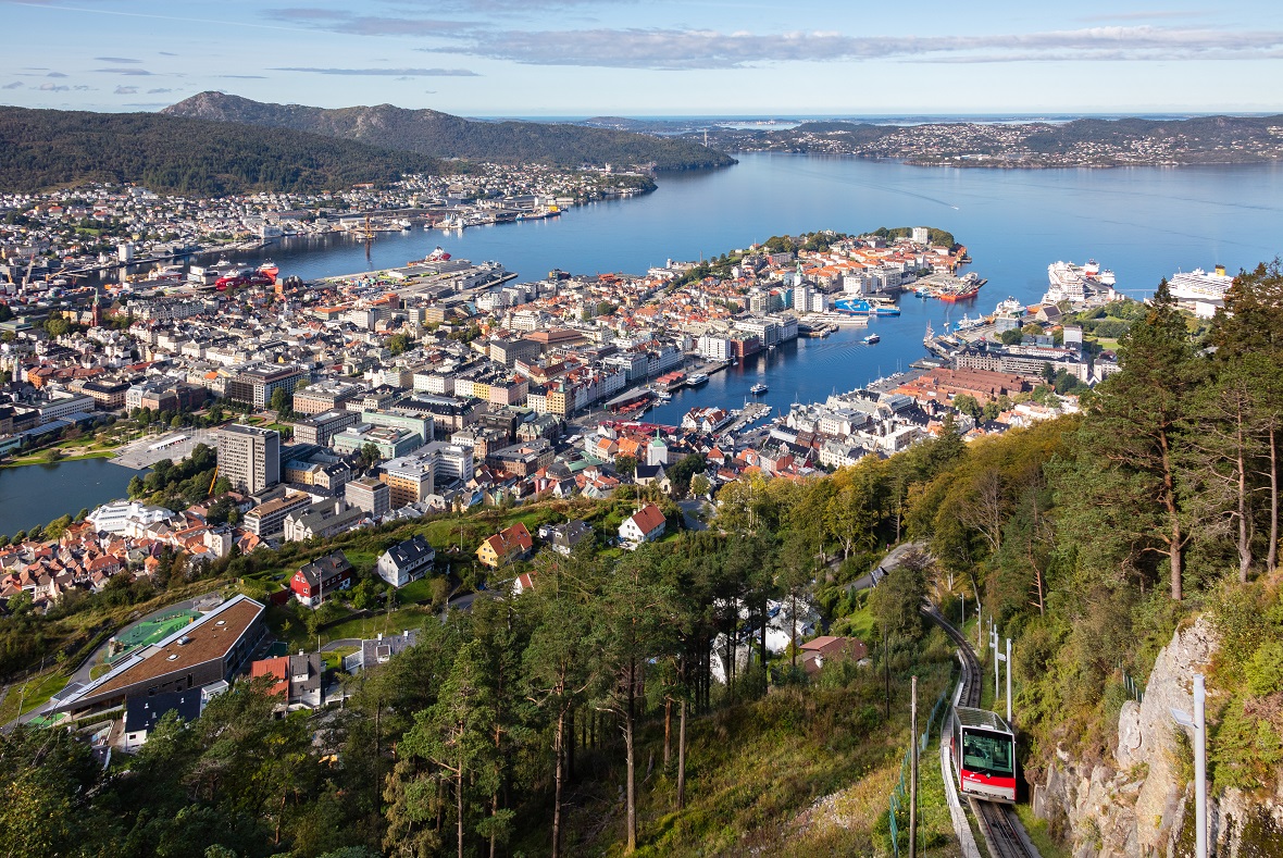 Uitzicht op Bergen vanaf een uitkijkplatform op de top van Fløyen. Dit is duidelijk een grotere stad.