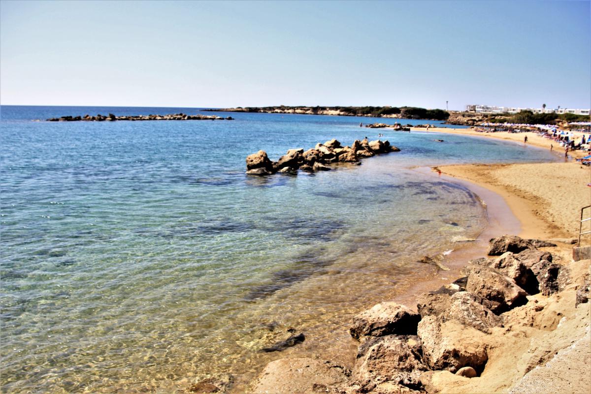 Zand- en rotsstrand in de baai.