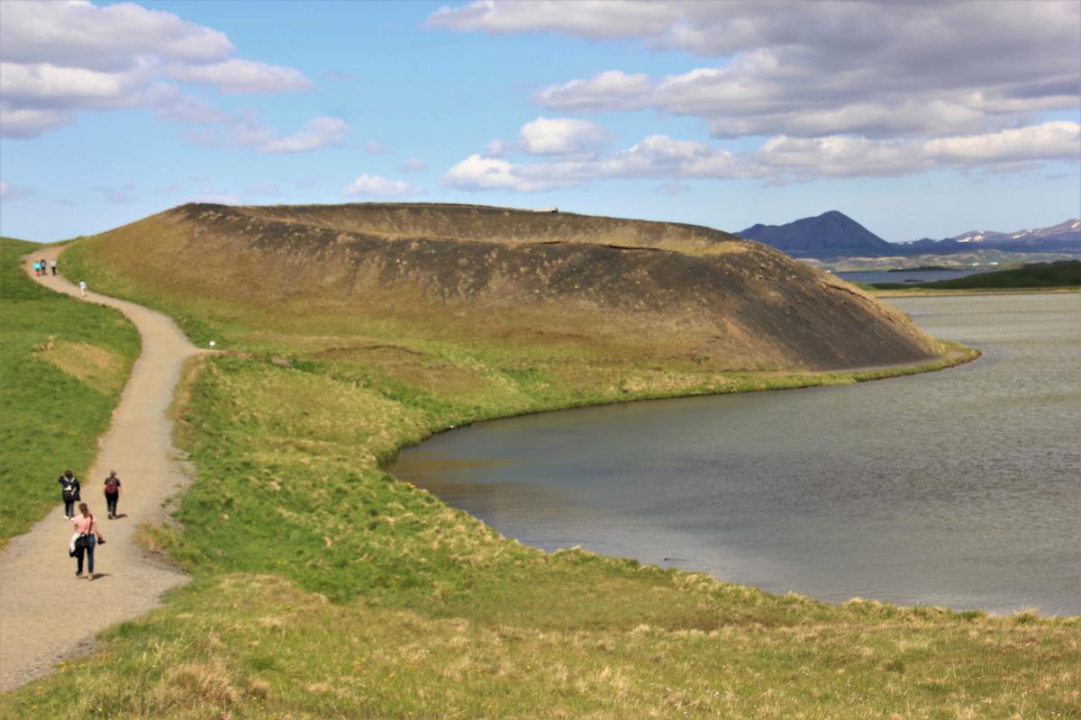 Wandelpad rond de pseudokrater, die eruitziet als een heuvel waarvan de top ingezakt is.