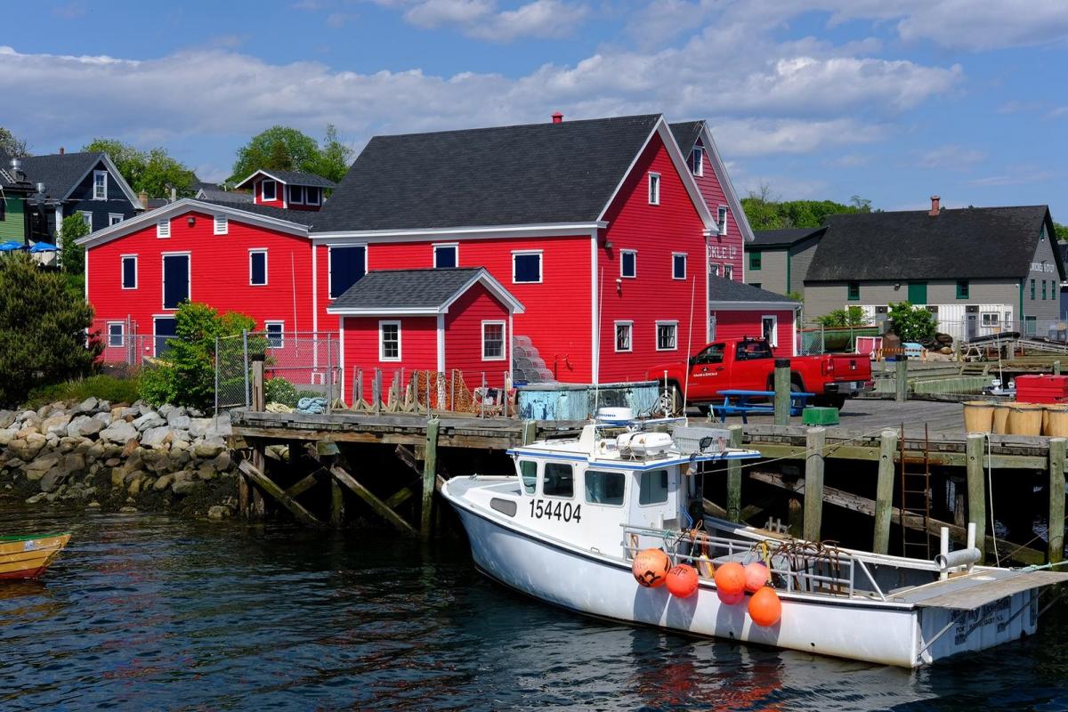 Felrode huizen aan een aanlegsteiger, in Lunenburg lijkt Noord-Europa vlakbij.