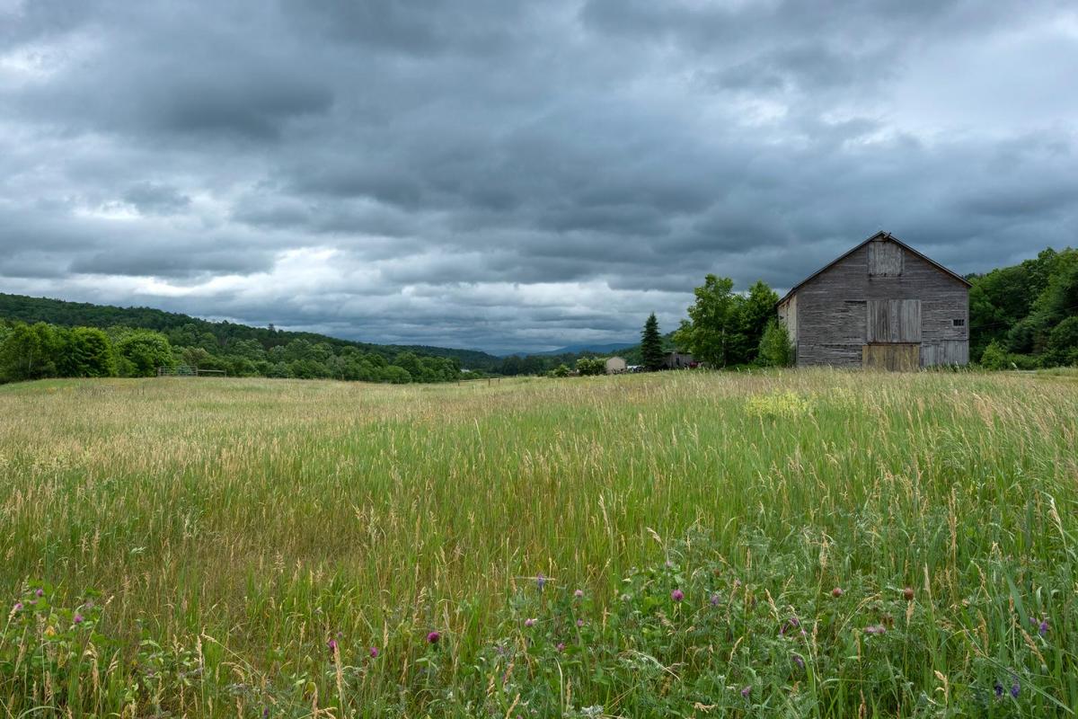 Een eenzame schuur onder grijze wolken, een sfeerbeeld uit Vermont.