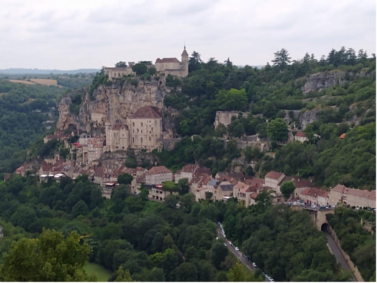 Het bedevaartsoord Rocamadour ligt tussen de bossen en is tegen een grote rots aangebouwd. 