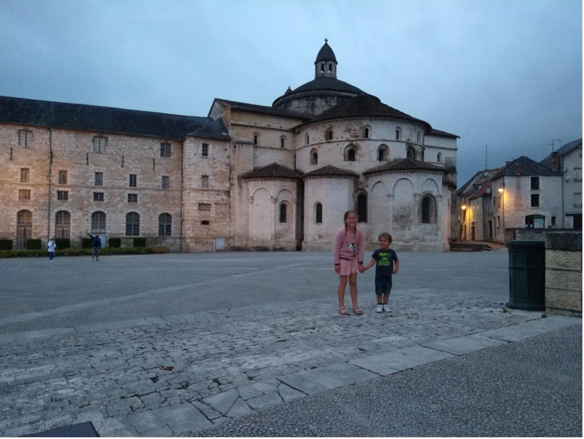 Avond in Souillac, met de kinderen het kerkplein.