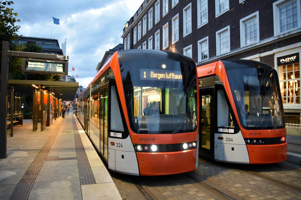 Twee drempelloos toegankelijke tramstellen van Bybanen. De halte is voorzien van tactiele geleidelijnen.