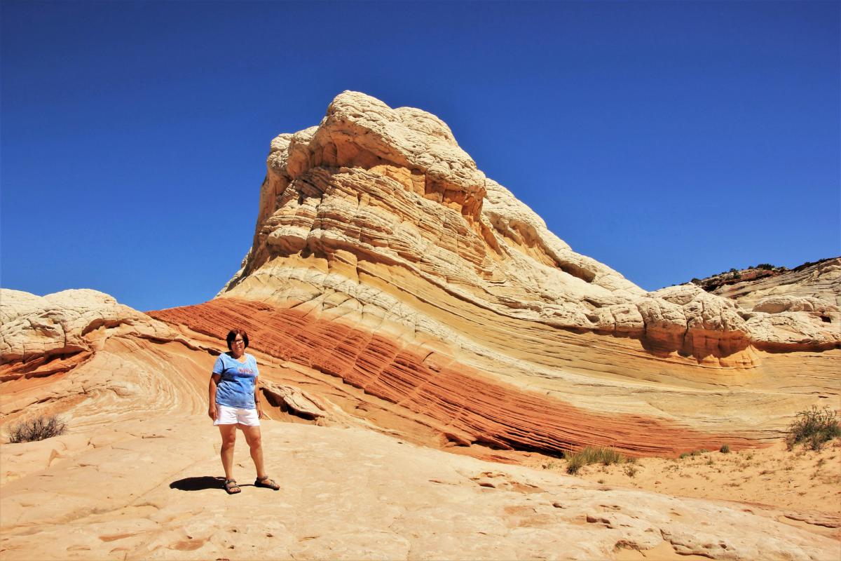 Marie-Claire bij de Wave, een iconisch landschap met golvende lijnen in de zandstenen rotsen.