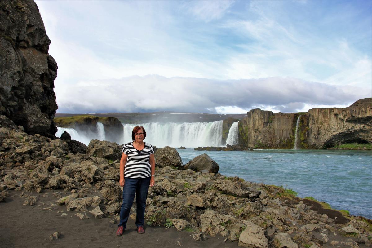 Marie-Claire bij het meer aan de voet van de Godafoss.